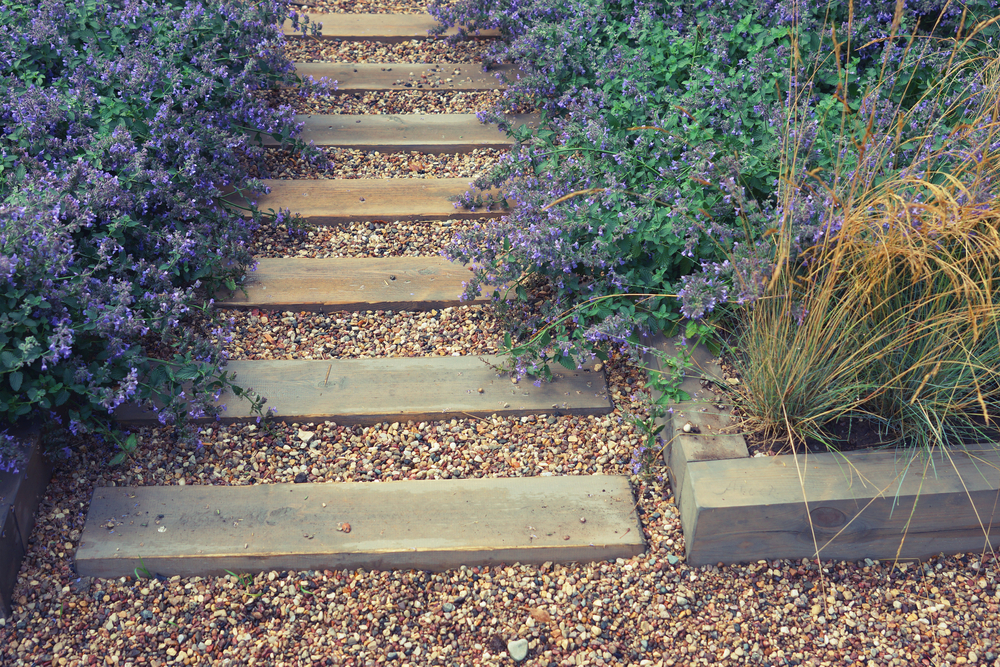 Tuinpad met grind Natuurlijk tuinpad met grind
